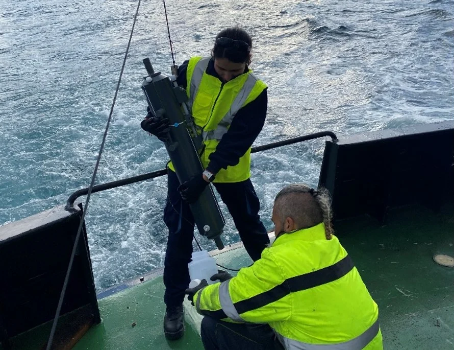 Recogida de muestras de ADN ambiental desde una embarcacion