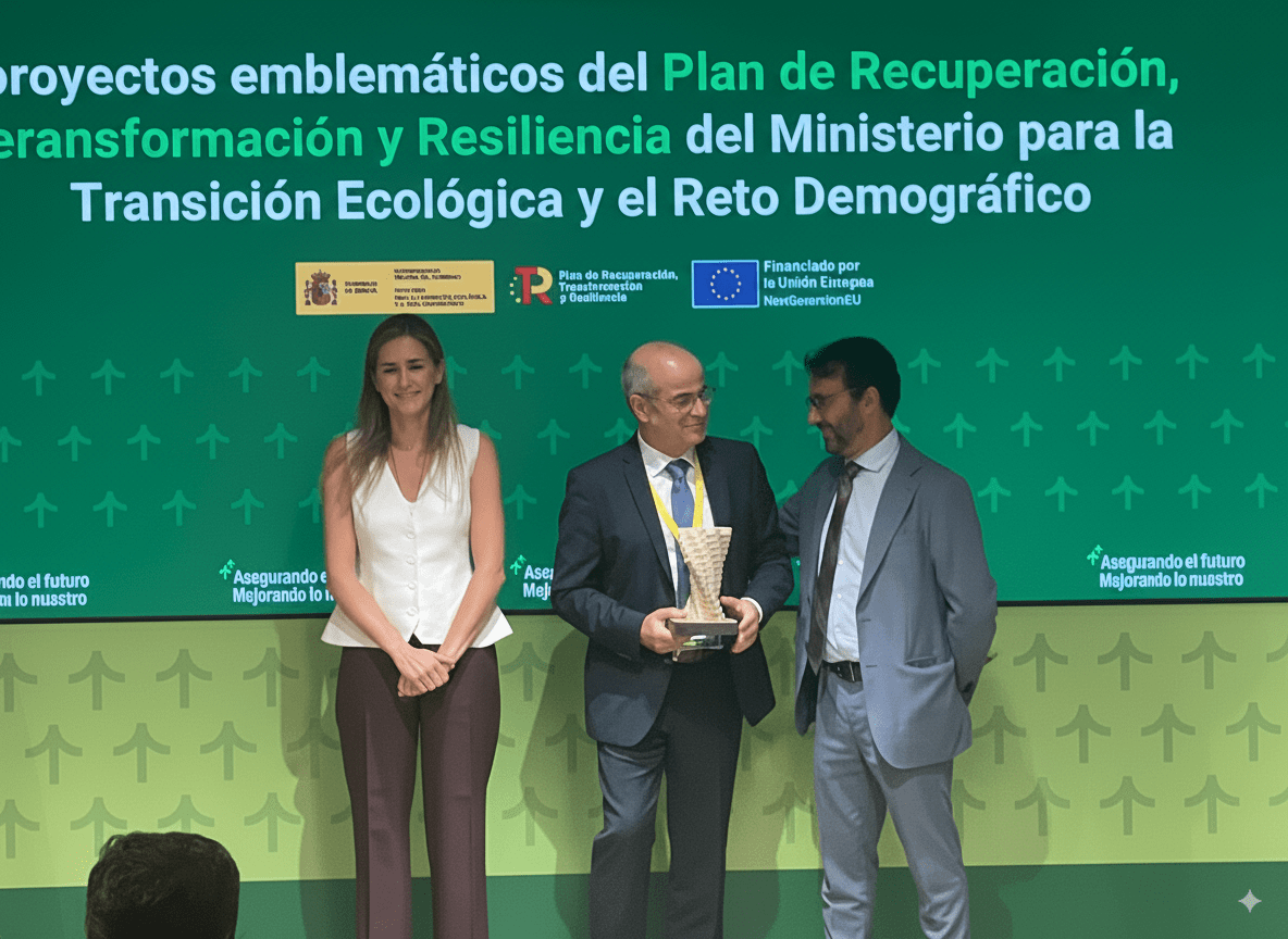 El Ministerio para la Transición Ecológica distingue al proyecto DemoSATH por su contribución transformadora a la transición energética – Javier Urgoiti recibiendo el reconocimiento